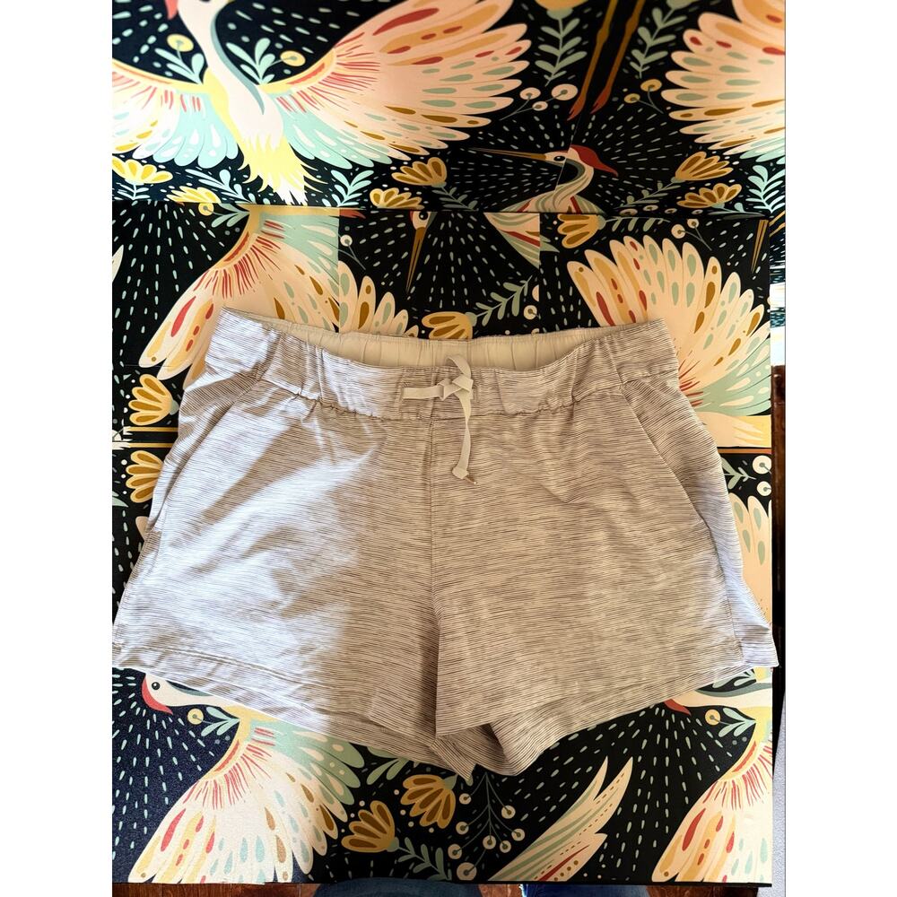 Lululemon on the fly shorts sz 10 - Picture 2 of 4